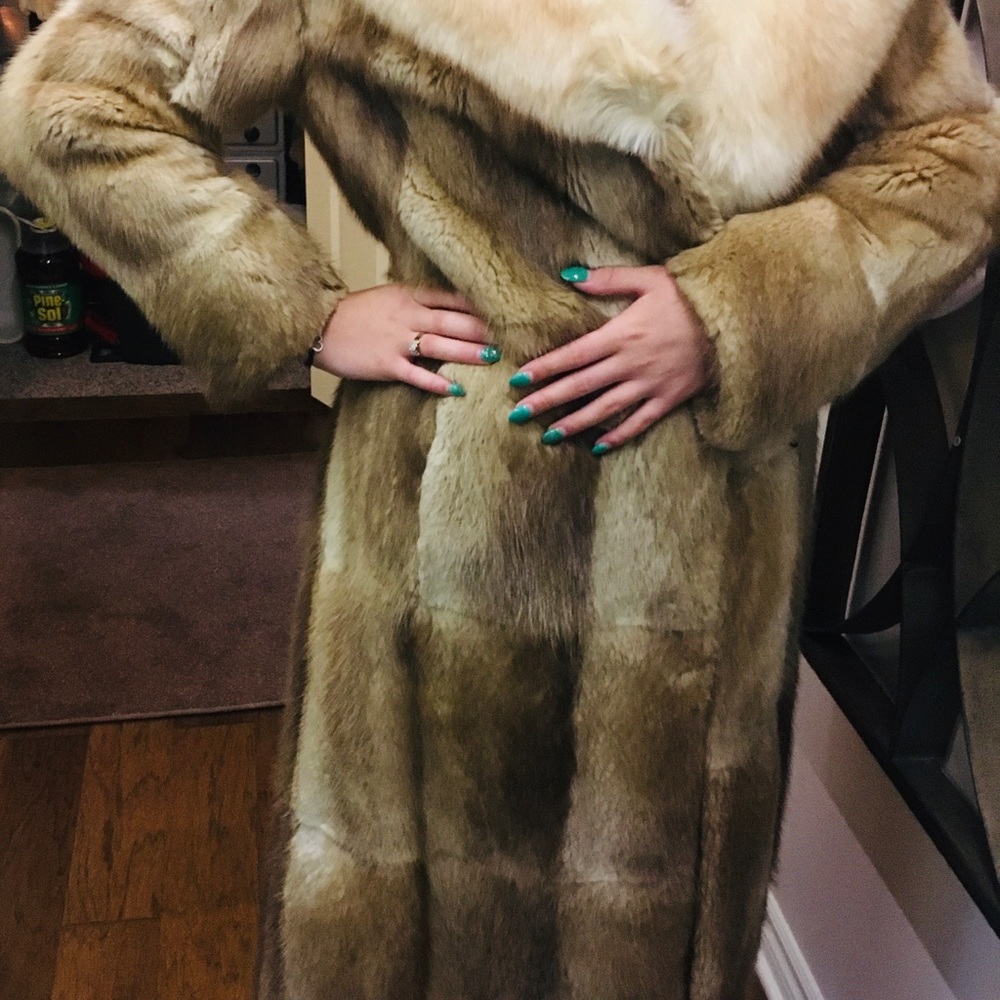 FULL LENGTH MUSCRAT WITH FOX COLLER FUR COAT! 🧥